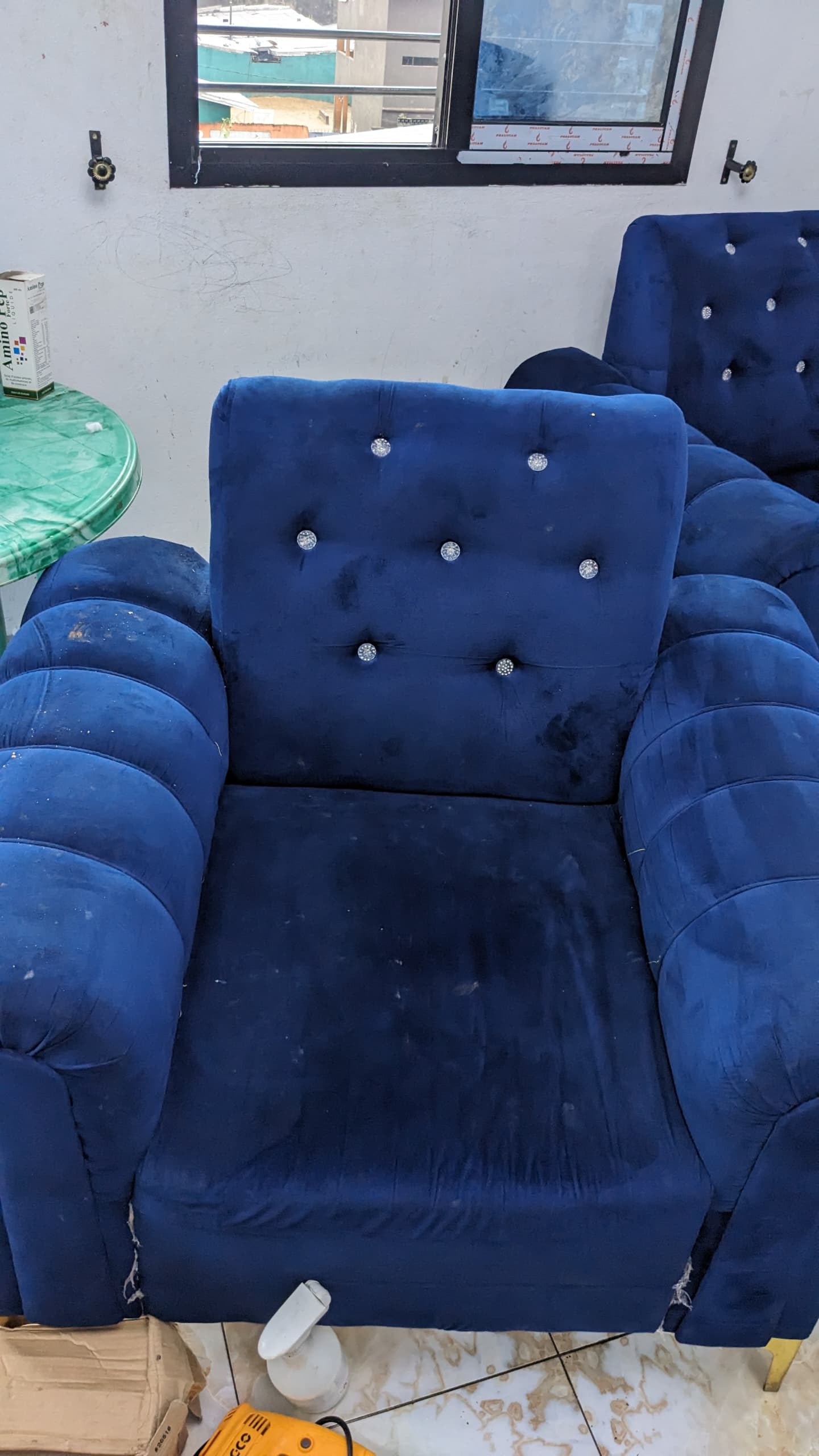 Canapé bleu velours sale avant nettoyage HydroClean Douala